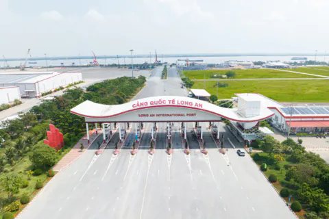 NHÀ GA SÂN BAY LONG THÀNH TRONG GIAI ĐOẠN HOÀN THIỆN CUỐI CÙNG