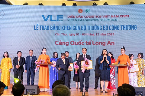 Cảng Quốc tế Long An vinh dự nhận Bằng khen của Bộ Công Thương về thành tích xuất sắc trong việc phát triển dịch vụ Logistics Việt Nam 2023