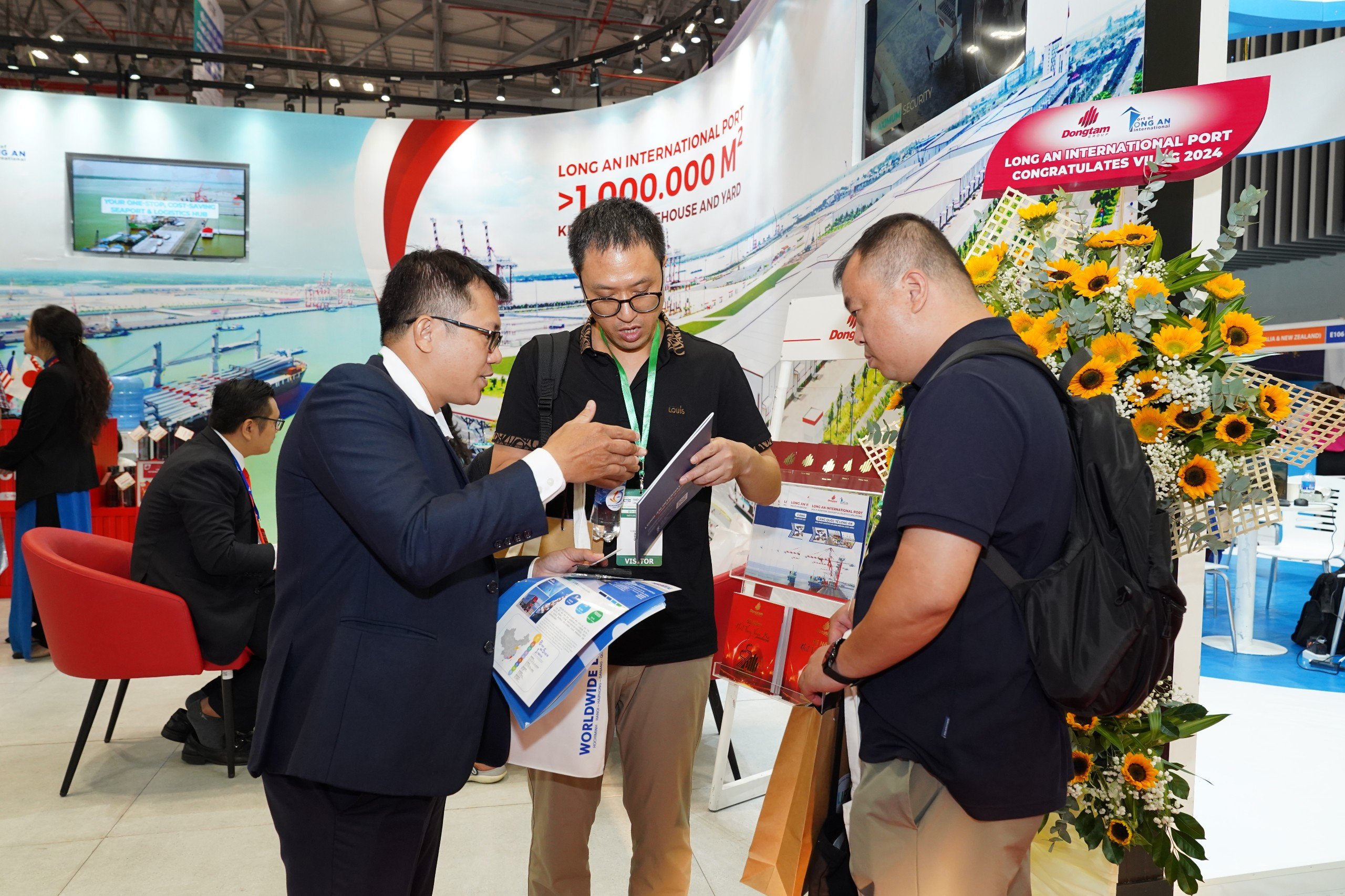 [The booth of Long An International Port attracts a large number of visitors]