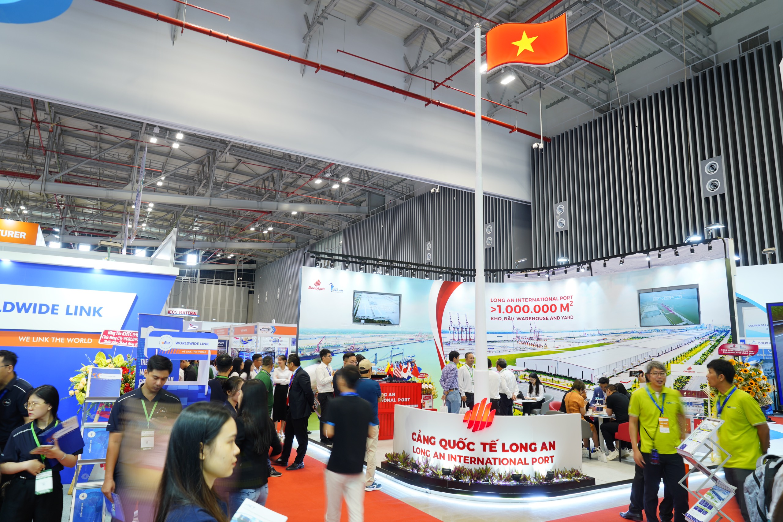 [The exhibition space of Long An International Port stands out with the iconic replica of the tallest flagpole in Indochina.]