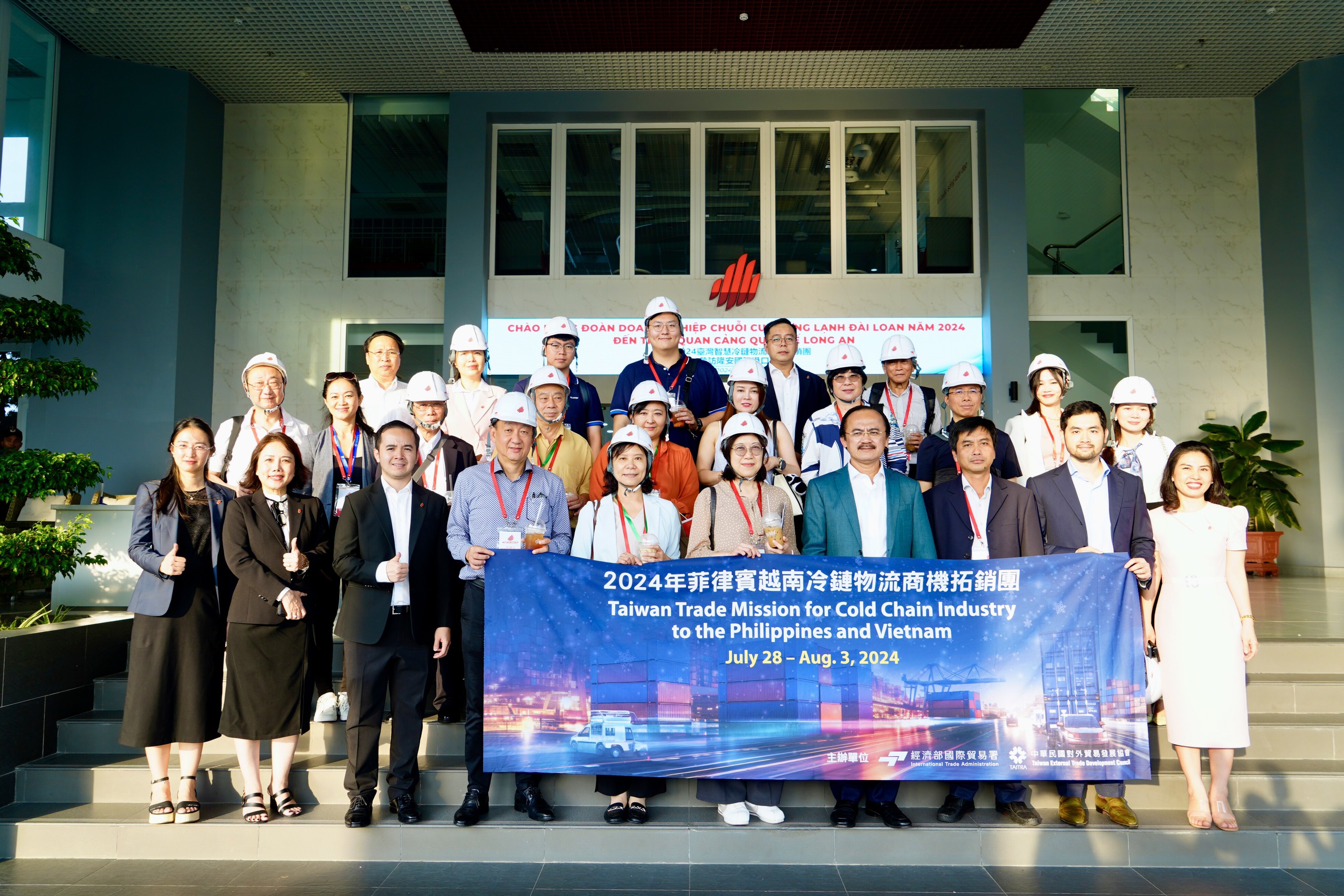 [Long An International Port cordially welcomed the Taiwan Cold Supply Chain Enterprise Delegation for a visit and cooperative discussion. The delegation was welcomed by Mr. Võ Quốc Thắng, Chairman of the Board of Dong Tam Group, Chairman of the Long An Business Association, and Chairman of the Mekong Delta Business Association]