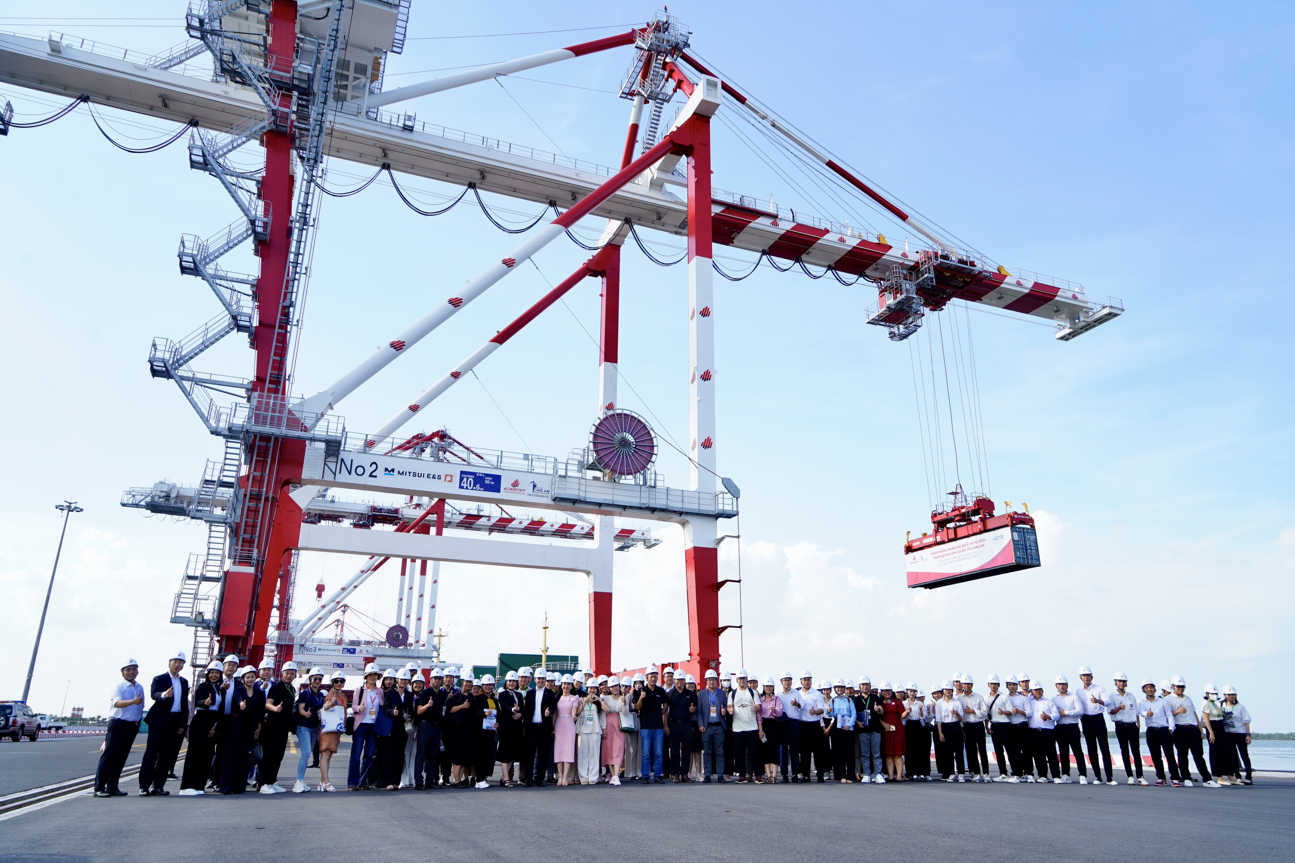 [As part of the VILOG 2024 program, over 100 delegates including industry experts, academics, and students, conducted a site visit to Long An International Port on August 2, 2024]