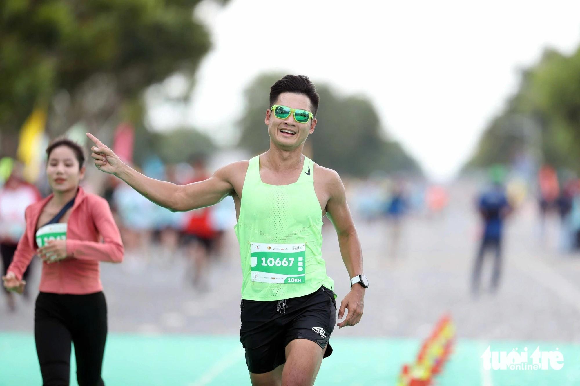 Singer Duc Tuan, the ambassador of GreenUP Marathon - Long An Half Marathon 2024, and runners inspire the race