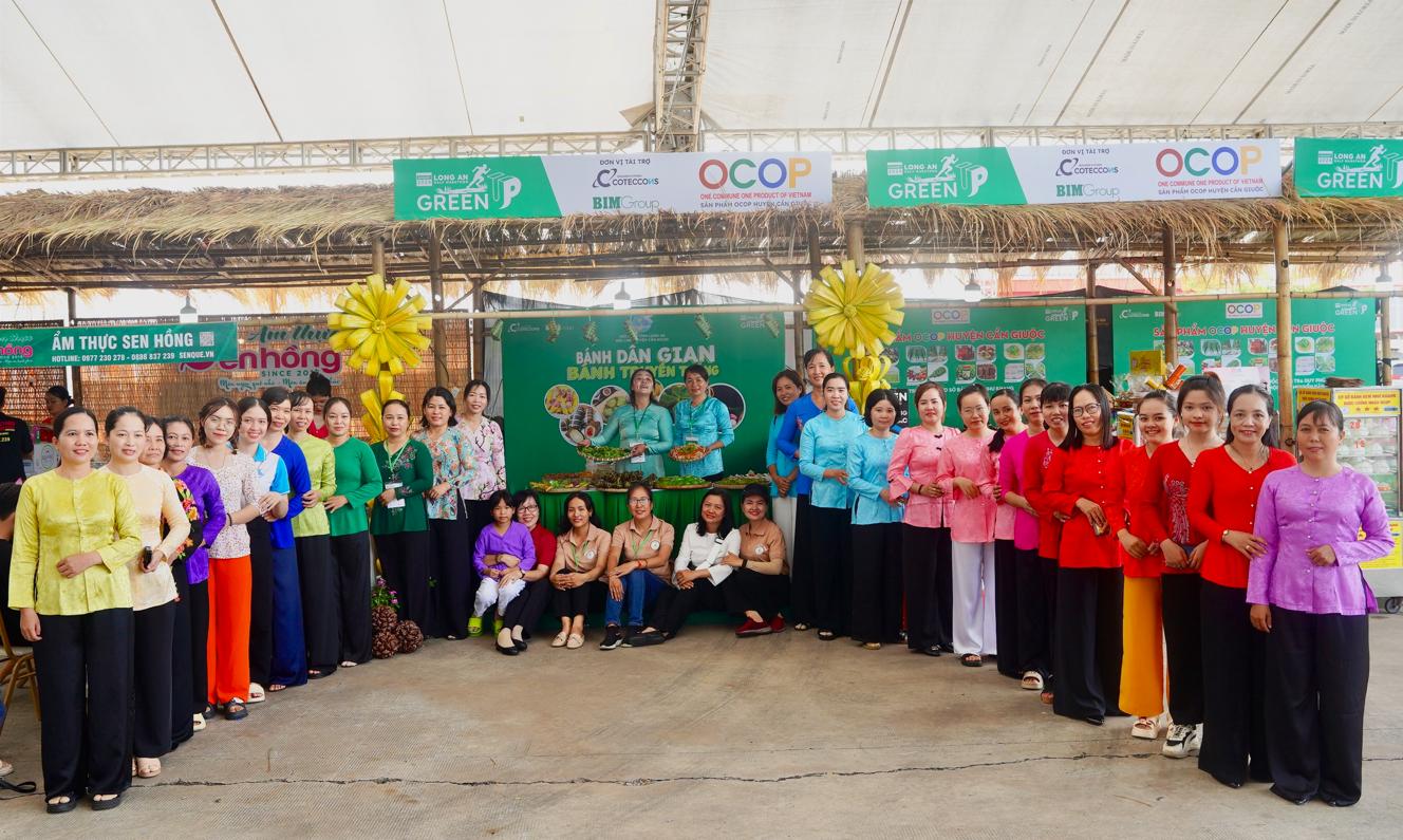 The Southern cultural space at Long An Half Marathon 2024 is rich in Mekong Delta vibes, offering folk cuisine, unique handicrafts, and traditional music at Long An International Port