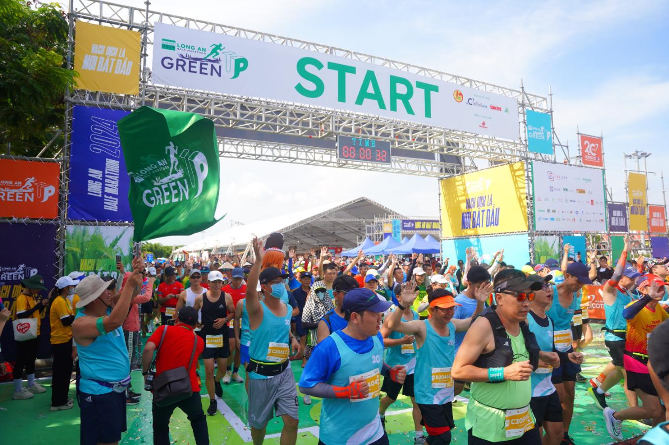 Excited runners at the starting line of the 21km race