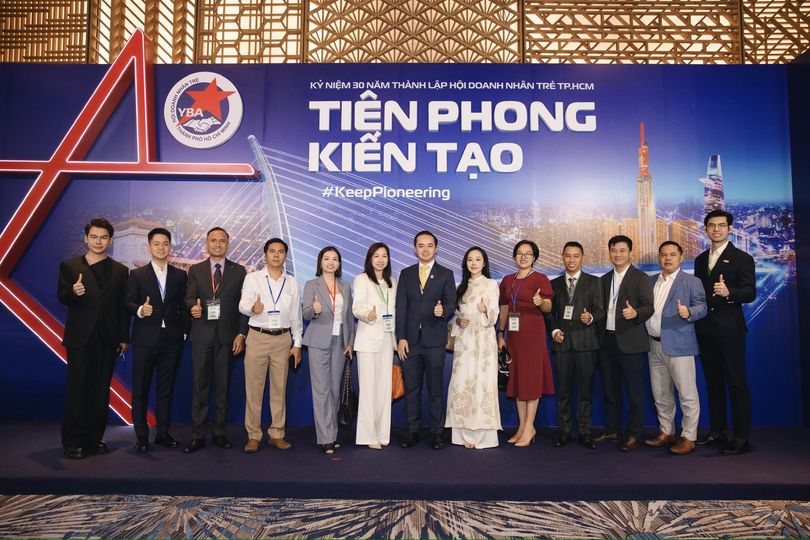 Mr. Vo Quoc Huy, Chairman of the Board of Directors of Long An Port Joint Stock Company – and Member of the Executive Committee of YBA for the XII term, at the 30th Anniversary celebration of the Ho Chi Minh City Young Business Association (7th from left) 