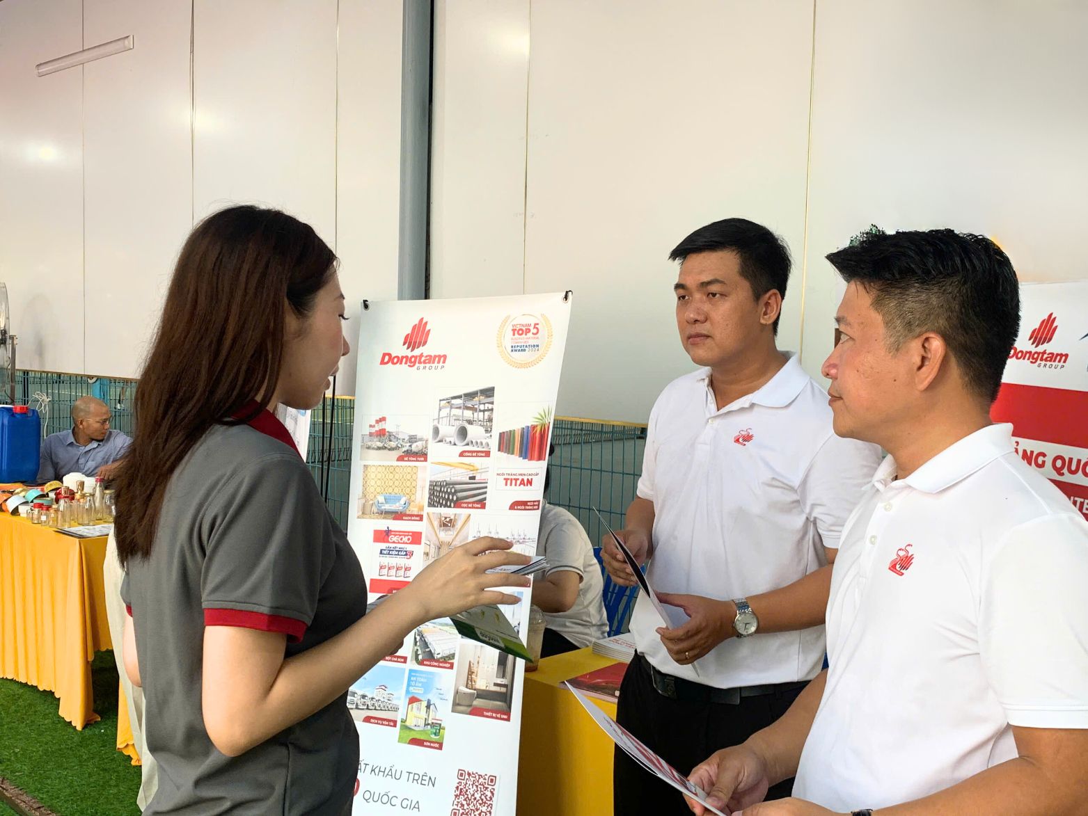 Representatives from the Dongtam Group Business Division advising visitors at the tennis tournament and trade connection event on the morning of August 23, 2024