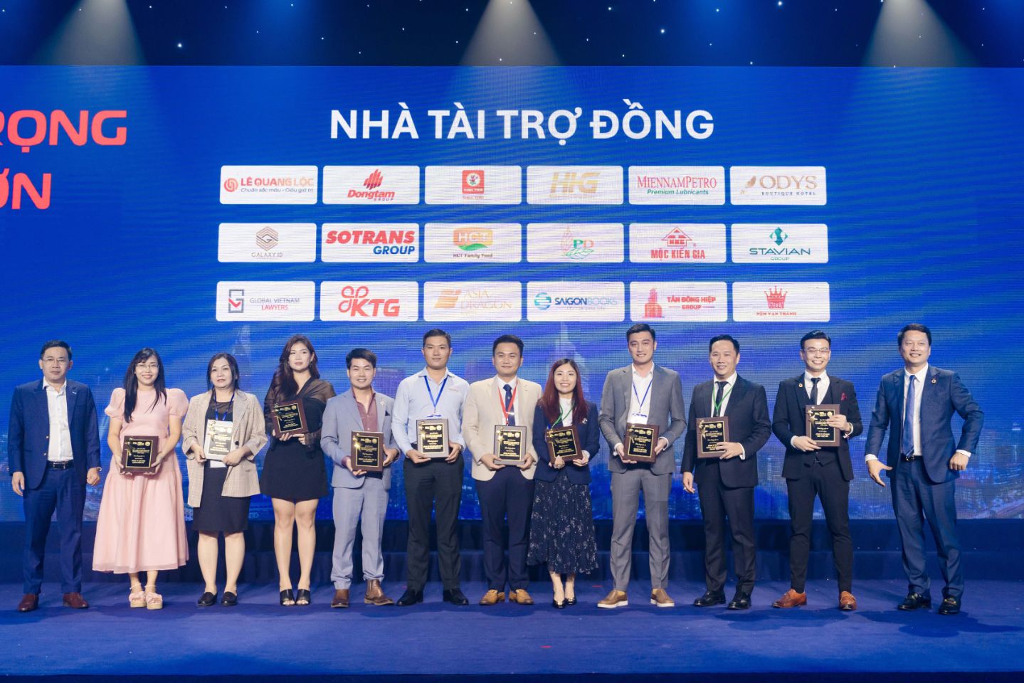 Mr. Nguyen Van Thinh, Director of E-commerce Business at Dongtam Group (fifth from the left) receives a commemorative plaque of appreciation as a sponsor