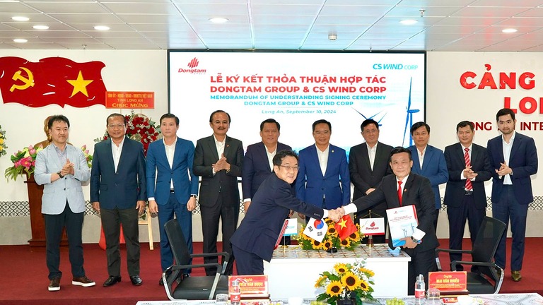 DONGTAM GROUP (VIETNAM) SIGNED AN AGREEMENT WITH CS WIND CORPORATION (SOUTH KOREA) TO LEASE LAND FOR A LARGE-SCALE WIND POWER FACTORY IN SOUTHEAST ASIA INDUSTRIAL PARK WITHIN THE LONG AN INTERNATIONAL PORT PROJECT CLUSTER IN CAN GIUOC DISTRICT