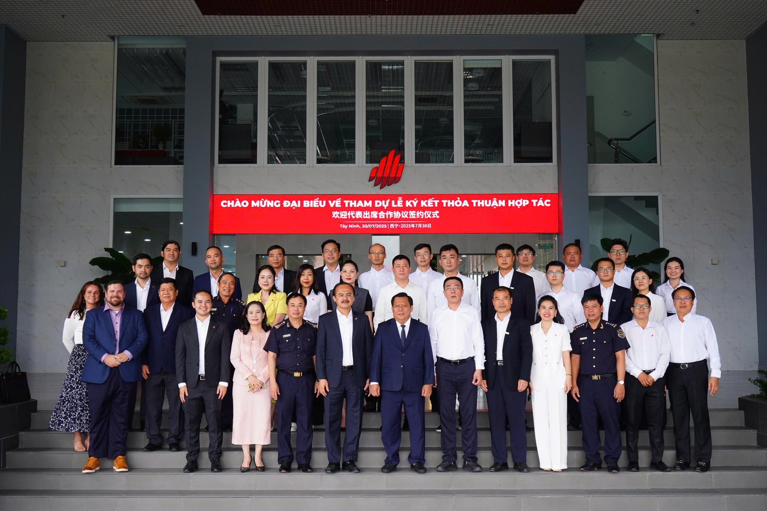 Lanh Dao Tinh Tay Ninh SGP Va Bohwa Chup Anh Luu Niem