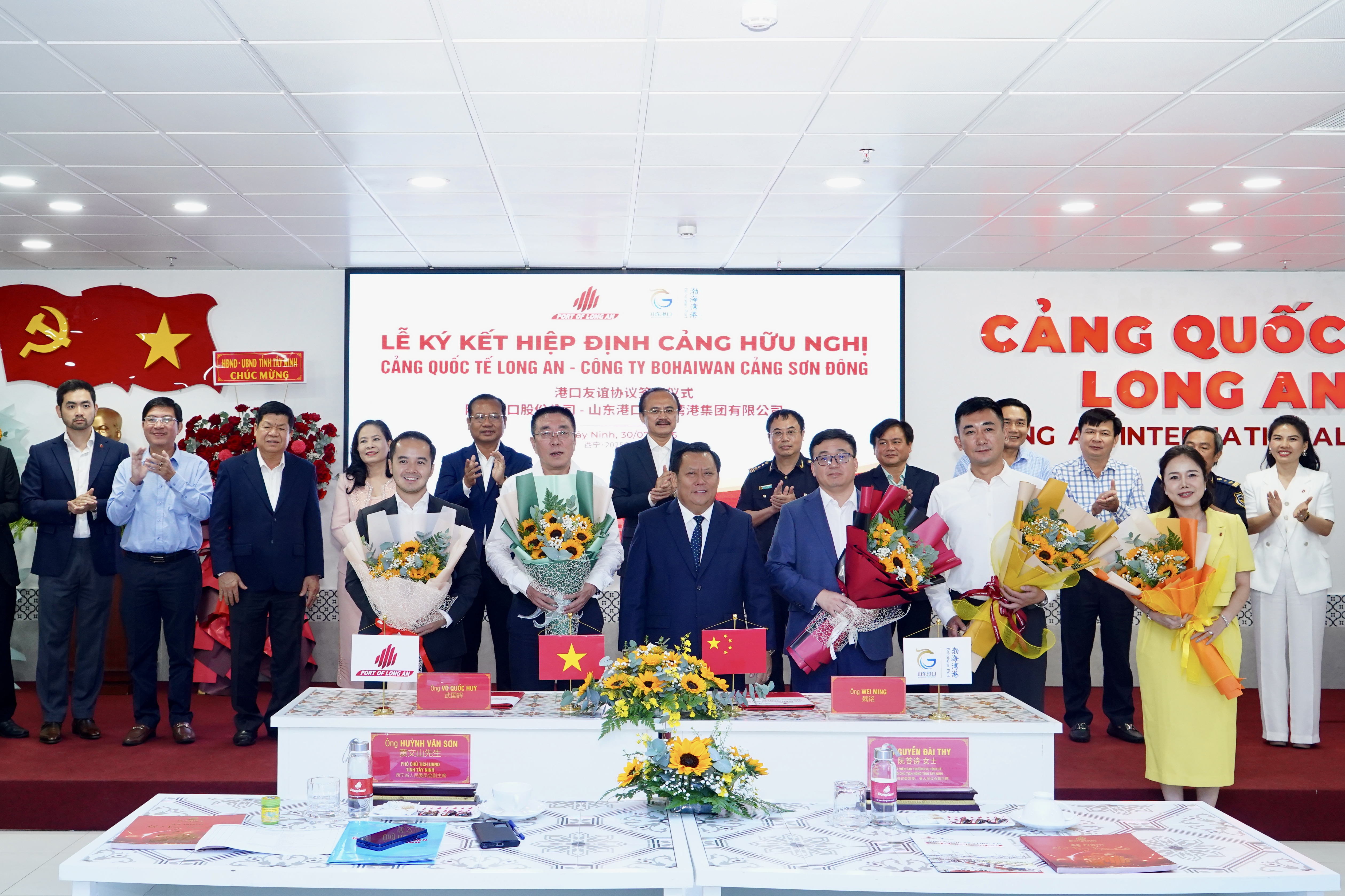 Mr Son Pho Chu Tich UBND Tang Hoa Cac Dai Dien Ky Ket