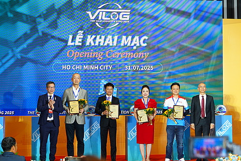 1. Ba Nguyen Thuy Quynh Huong – Dai Dien Cang Quoc Te Long An Nhan Ky Niem Chuong